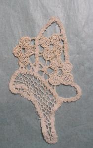 incrustation ancienne, motif ancien , panier de fleurs , dentelle au fuseau