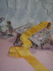 Large et fin ruban ancien jaune