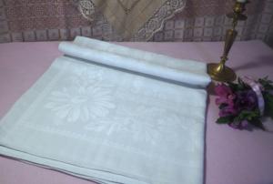 Grande nappe ancienne en damassé fleuri et amusant monogramme