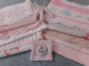  lot éléments anciens dominance rose , pour créations textiles, scrapbooking, patchwork, dentelles anciennes , broderies anciennes 