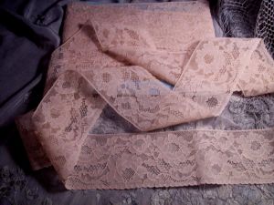 LARGE DENTELLE ANCIENNE FLEURIE BEIGE ROSE 2,50M