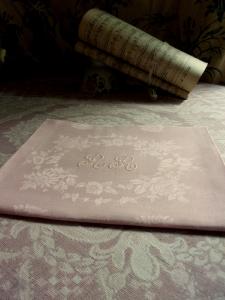 UNE SERVIETTE ANCIENNE ROSE MONOGRAMMEE RR ***