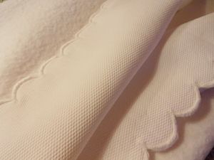Lange ancien festonné, petite couverture piqué blanc, déco shabby, petite nappe, bébé, 