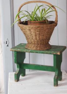 Petit tabouret ancien de jardin, petit banc de bois