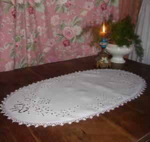 Beau et grand napperon ancien brodé main ou centre de table fleurs et rubans