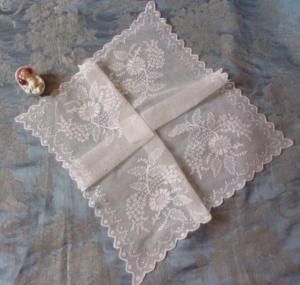 Superbe mouchoir ancien, brodé main sur tulle, mariage, napperon