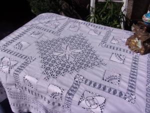 Jolie nappe ancienne , important travail de jours , rideau