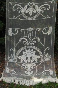 " Grand rideau ancien , réalisé à la main, dentelle, filet rebrodé