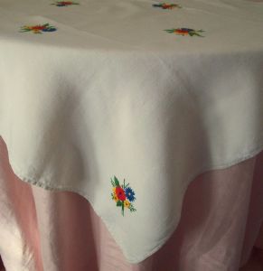 CHARMANTE PETITE NAPPE ANCIENNE, en lin,  BRODEE FLEURS DES CHAMPS