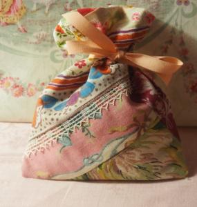 petite pochette en tissus anciens pour emballage cadeau, herbes , lavande , etc ....