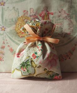 petite pochette en tissus anciens pour emballage cadeau, herbes , lavande , etc ....