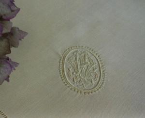 Serviette ancienne avec un joli monogramme MP