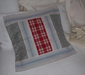 grand coussin en tissus anciens, toiles 19ème et kelsch