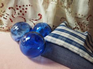 1 Belle boule ancienne de flotteur en verre bleu