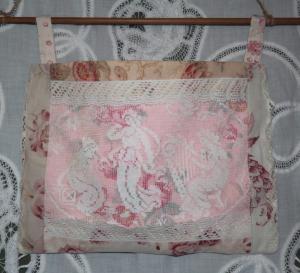 Pochette à suspendre , tissus anciens , déco shabby, dentelle ancienne