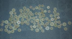 Un lot de 100 boutons anciens blanc, en verre, porcelaine ou pâte de verre pour créations, customisation