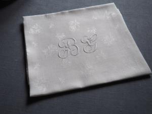 Beau monogramme ancien BG sur très grande serviette