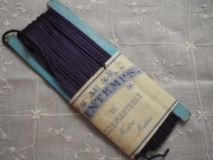 Un fin cordonnet ancien soyeux violet, 2 mètres