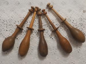 Un lot de 5 fuseaux anciens en bois , fuseaux pour dentelle