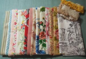 Un lot de tissus anciens pour créations et dentelles anciennes, patchwork , scrapbooking, livre textile