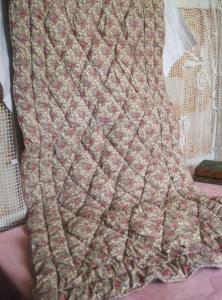 Charmant petit couvre-pied ancien piqué en tissu fleuri
