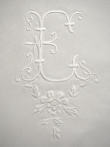 Taie d'oreiller ancienne avec un grand et joli monogramme E