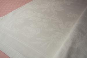  Grande nappe ancienne en damassé à motifs de roses