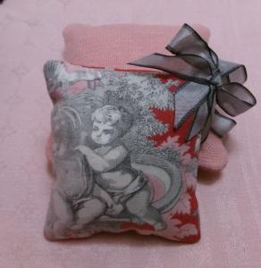 2 petits coussins porte-épingles, en tissu ancien motif d'anges, angelots, ou coussin de porte