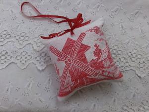 Petit coussin de porte ou pour piquer les épingles , Moulin rouge, tissus anciens