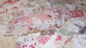 Un lot de chutes de tissus anciens tons fanés pour créations textiles 