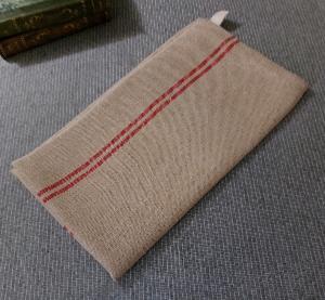 Un torchon ancien en chanvre, rayures rouge, coloris soutenu