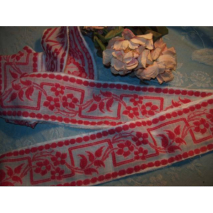 Une ancienne bande de tissu fleuri, galon ancien , tissage rouge