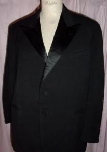 Une jolie veste noire ancienne, veste d'habit, veste d'homme