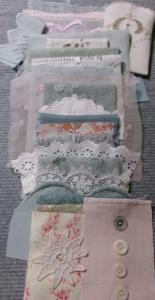 Bon lot éléments anciens pastels , pour créations textiles, scrapbooking, patchwork, dentelles anciennes , broderies anciennes