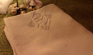 BEAU DRAP ANCIEN EN LIN JOLI ET GRAND MONOGRAMME RP  ***