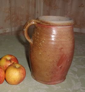 un pichet ancien en grès  ( grès de la Puisaye), pot ancien , pot à eau, pot à lait ,pot de ferme