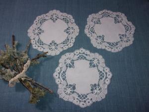  3 napperons anciens avec jolie dentelle 