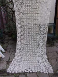 Grand et long rideau ancien rustique , dentelle et broderies