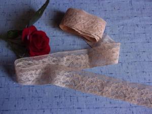 fine dentelle ancienne beige rosé