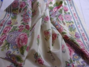 Tissu ancien ou vintage soyeux fleuri