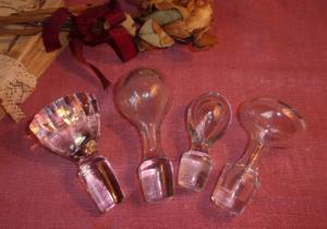 Un lot de 4 bouchons de carafes anciens, verre et cristal