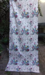 Long rideau ancien ou vintage en tissu fleuri de roses, tissu ancien