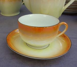 2 fines tasses anciennes à thé en porcelaine
