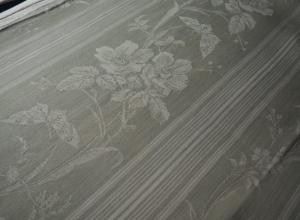 Toile à matelas ancienne , motifs d'églantines et de papillons, tons fanés