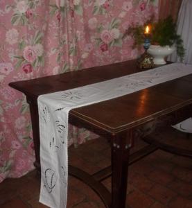  Très long chemin de table ancien, napperon, brodé main, 2,60 mètres, shabby, campagne