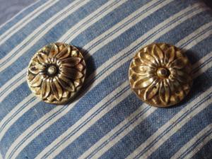 2 cache-clous anciens en bronze en forme de fleurs