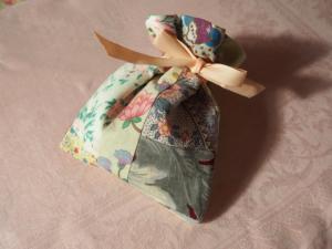 petite pochette en tissus anciens pour emballage cadeau, doublée