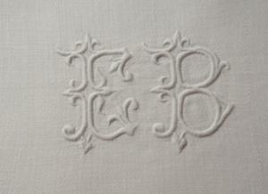 Joli monogramme ancien " EB " sur une grande serviette