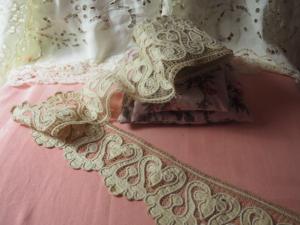 Beau bandeau ancien , application de fleurs de lys, rideau , coussin, etc ...