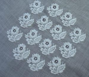   Fond de coiffe ancien finement brodé main 